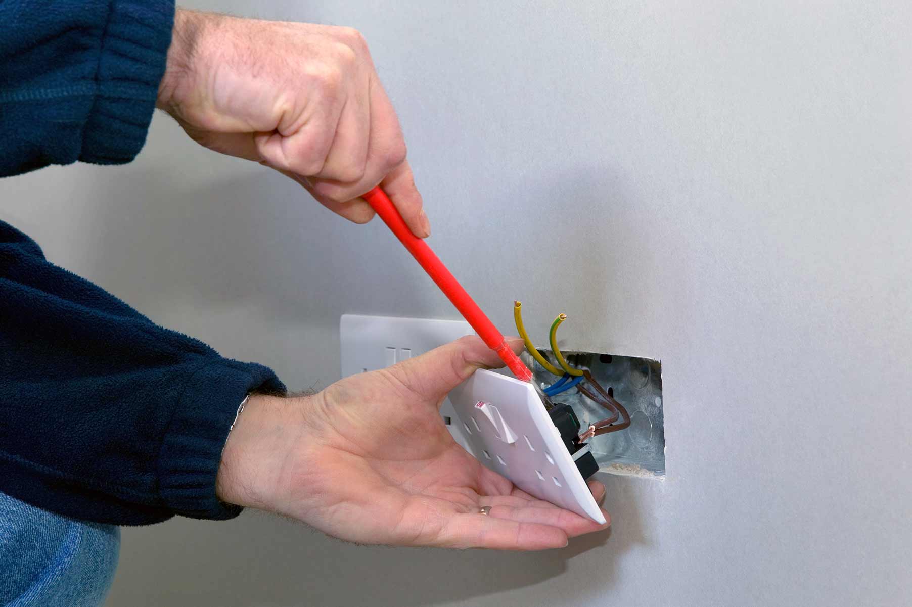 Our electricians can install plug sockets for domestic and commercial proeprties in Farnham and the local area. 